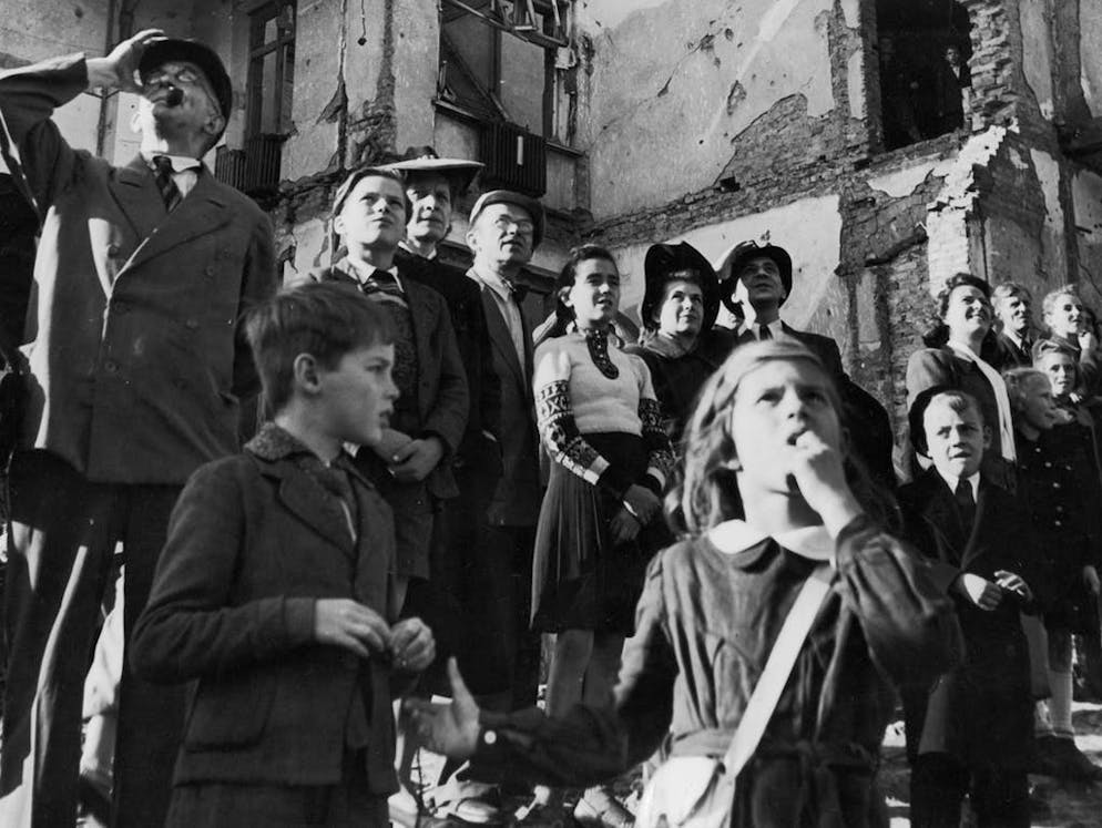 Blocco di Berlino: 70 anni fa, i «Rosinenbomber» sorvolavano la città. All'inizio, gli abitati di Berlino Ovest pensarono che non sarebbero sopravvissuti all'embargo invernale.