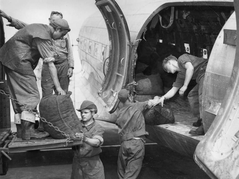 Blocco di Berlino: 70 anni fa, i «Rosinenbomber» sorvolavano la città. Assieme agli alimenti, gli aerei trasportavano anche combustibili e materiali da costruzione.