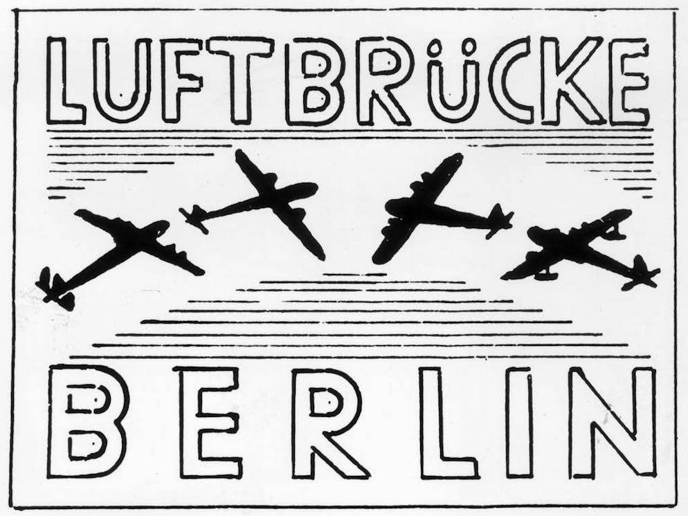 Blocco di Berlino: 70 anni fa, i «Rosinenbomber» sorvolavano la città. Il ponte aereo di Berlino approvvigionò la zona Ovest della città dal 26 giugno 1948 al 30 settembre 1949.