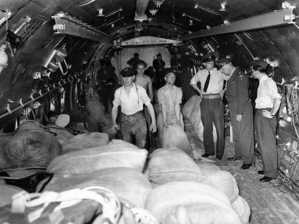 Blocco di Berlino: 70 anni fa, i «Rosinenbomber» sorvolavano la città. Tutto il personale partecipava.