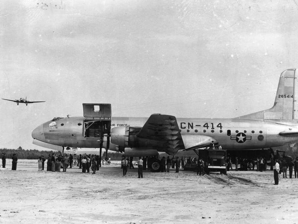 Blocco di Berlino: 70 anni fa, i «Rosinenbomber» sorvolavano la città. Anche l'aereo da trasporto Globemaster dalla US Air Force partecipò all'operazione.
