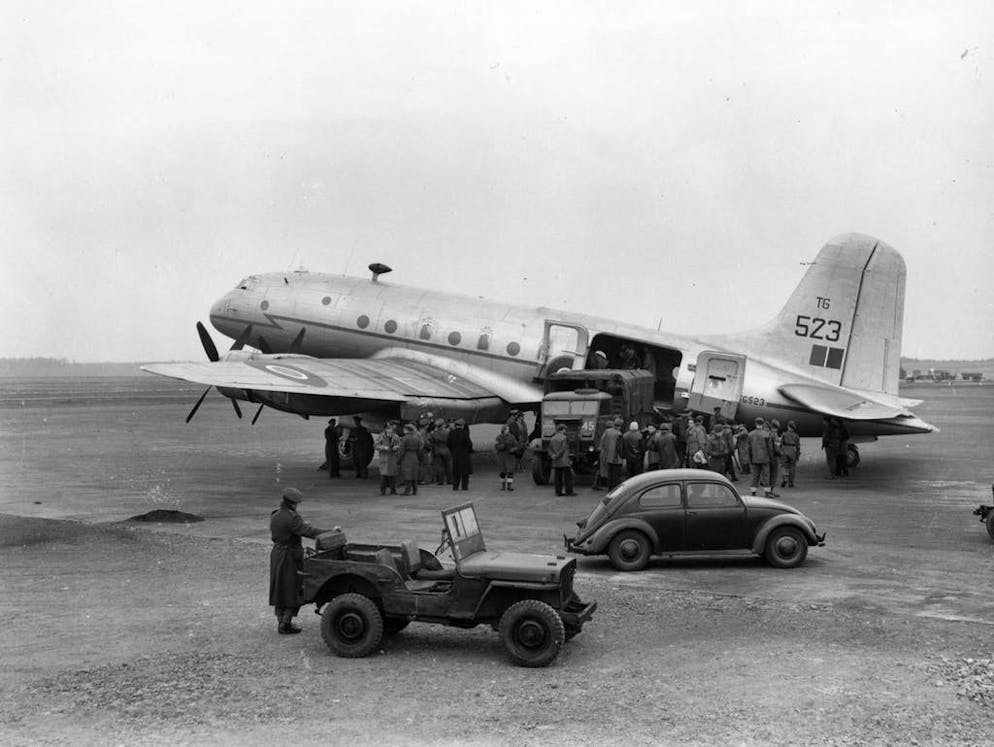 Blocco di Berlino: 70 anni fa, i «Rosinenbomber» sorvolavano la città. Grazie ad un'organizzazione molto rigorosa, la durata di stand-by al suolo per gli aerei fu ridotta da 75 a 30 minuti.