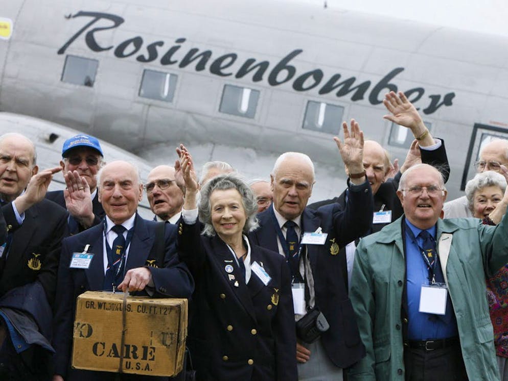 Blocco di Berlino: 70 anni fa, i «Rosinenbomber» sorvolavano la città. Le foto degli eroi: i veterani del ponte aereo mentre vengono celebrati a Berlino. A giusto titolo.