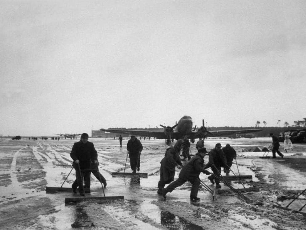 Blocco di Berlino: 70 anni fa, i «Rosinenbomber» sorvolavano la città. Durante alcuni periodi, le condizioni meteorologiche erano talmente cattive da impedire il ponte aereo, provocando un peggioramento drammatico delle forniture.