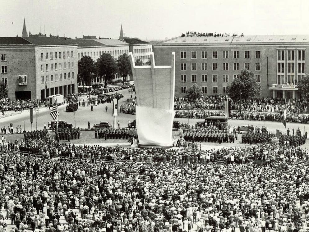 Blocco di Berlino: 70 anni fa, i «Rosinenbomber» sorvolavano la città. Il 10 ottobre 1951, un momumento di omaggio alle vittime di incidenti nel corso del ponte aereo fu inaugurato all'aeroporto di Berlino-Tempelhof.