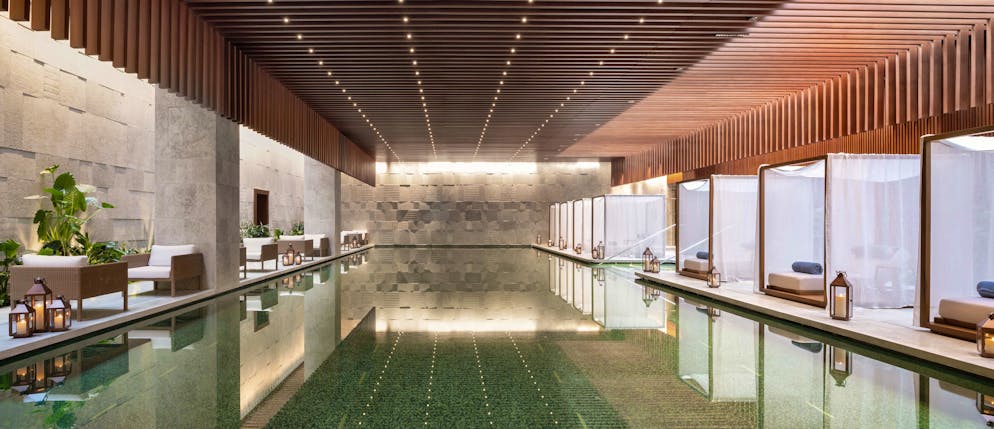 Bulgari inaugure un hôtel de luxe à Shanghai. La piscine de 25 mètres du Bulgari Hotel Shanghai