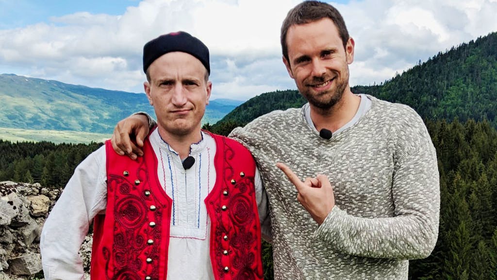 Interview. «Büssi» für SRF im Balkan: Das sagt der Comedian über den Doppel-Adler