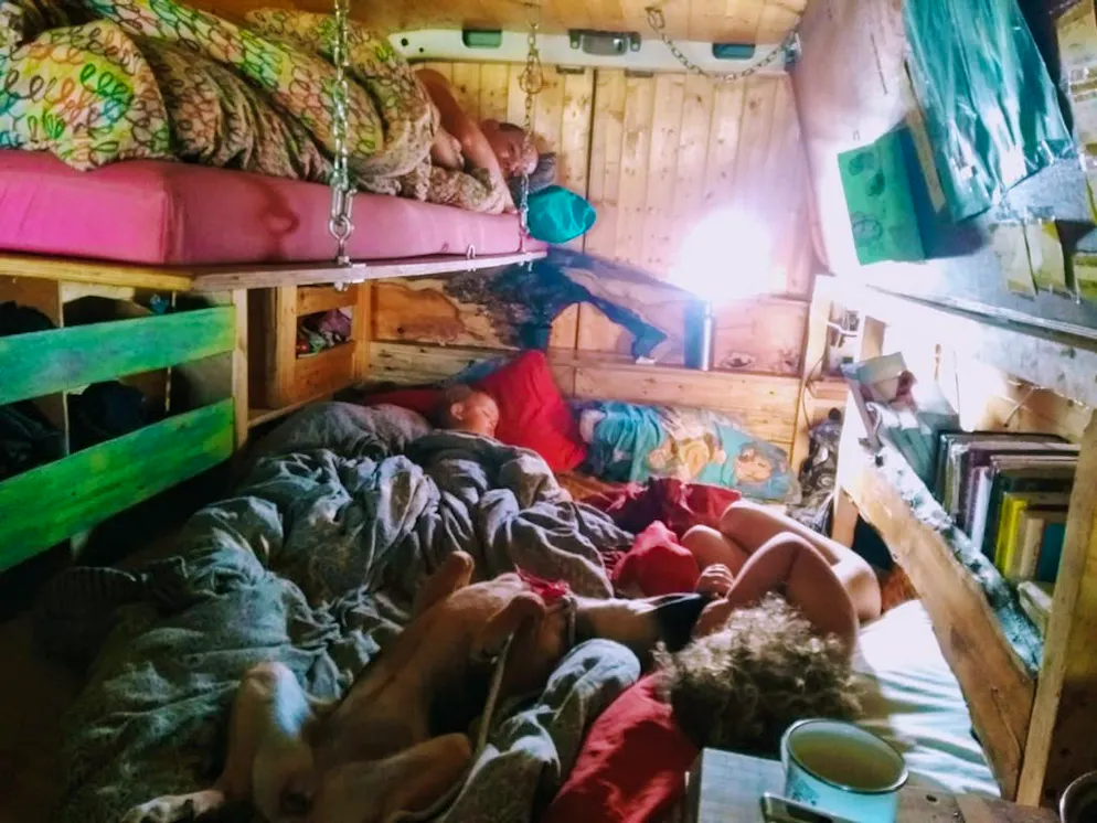 Il viaggio in camper di una famiglia diversa dalle altre. Rachel Bradbury, Ali Gordon e i loro due bambini non hanno bisogno di molto spazio per essere felici.