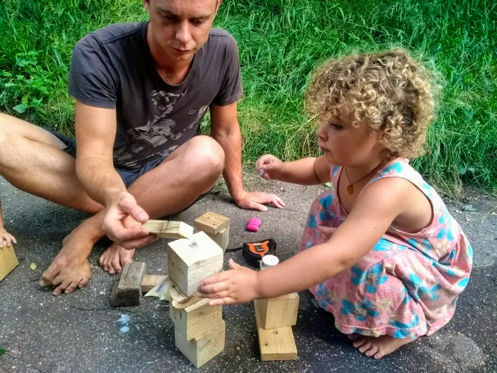 Il viaggio in camper di una famiglia diversa dalle altre. Ali Gordon insegna a sua figlia Lily delle cose pratiche e utili nella vita.