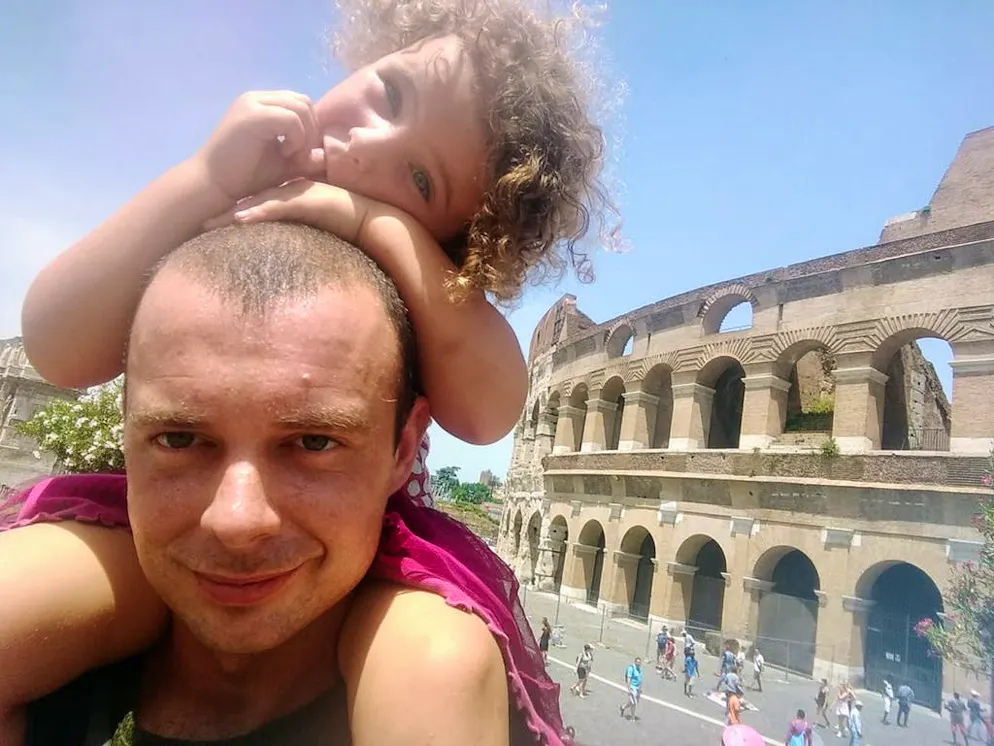 Il viaggio in camper di una famiglia diversa dalle altre. Un'infanzia spensierata: piccola gita nella città eterna.