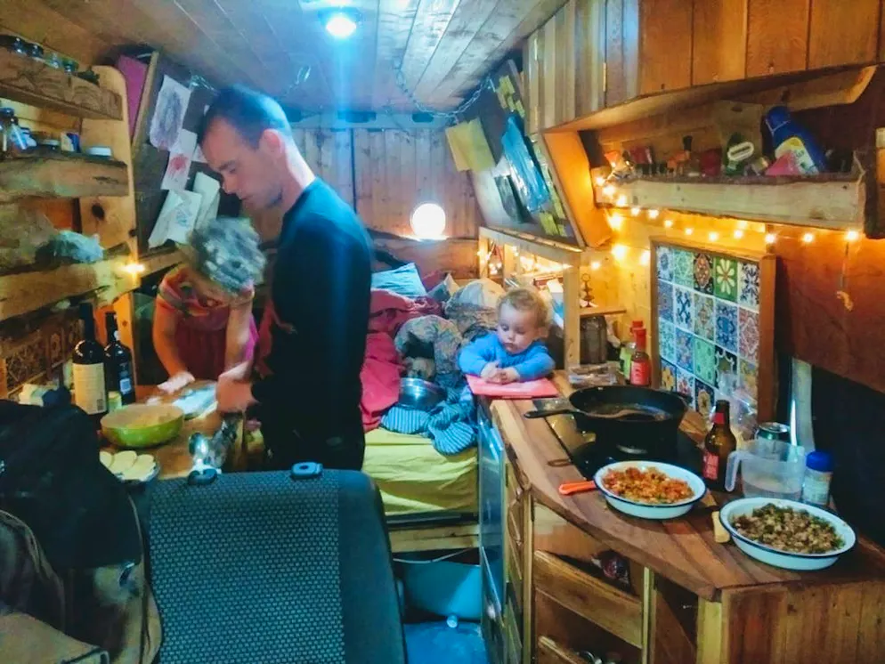 Il viaggio in camper di una famiglia diversa dalle altre. Il furgoncino è la seconda casa della famigliola. Ali Gordon ha persino allestito una cucina.