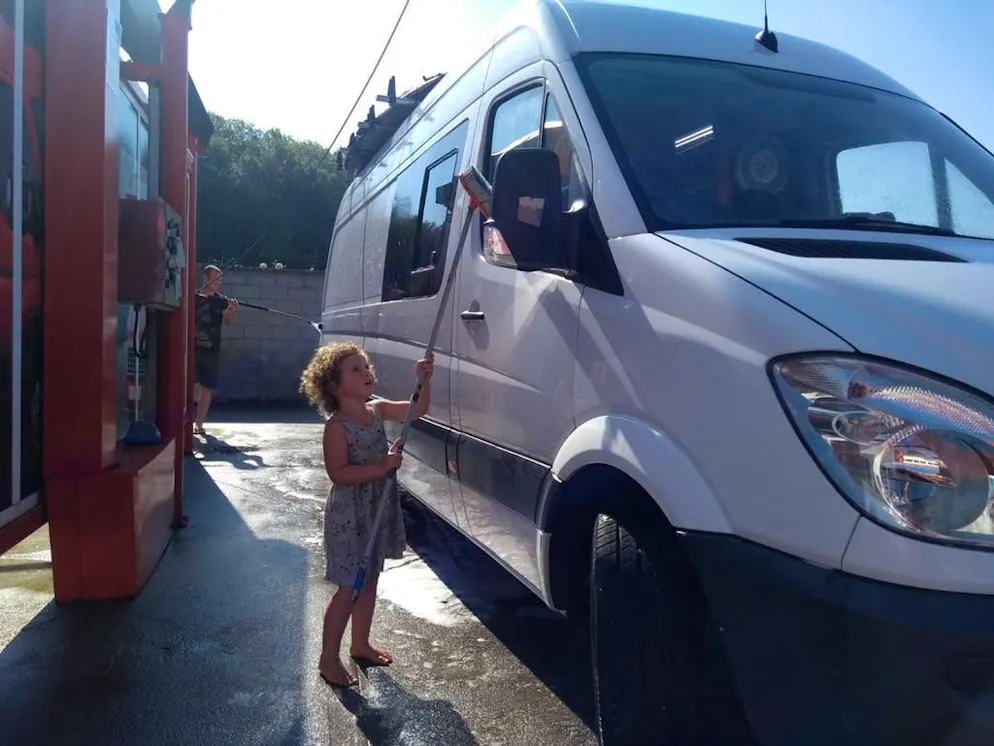 Il viaggio in camper di una famiglia diversa dalle altre. Un furgoncino trasformato in camper, la promessa di una grande libertà: Rachel Bradbury (33 anni) e il suo compagno Ali Gordon (28 anni) percorrono l’Europa con i loro due bambini.