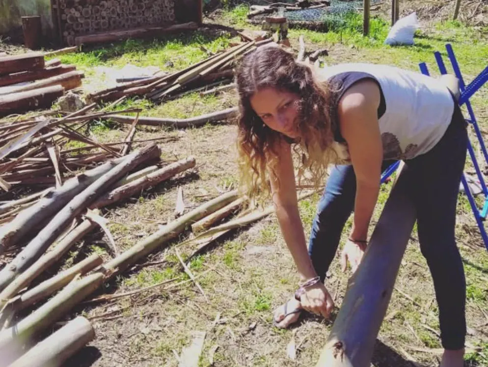 Il viaggio in camper di una famiglia diversa dalle altre. La famiglia si guadagna da vivere con dei lavoretti: qui, in Portogallo, Rachel Bradbury dà una mano alla guardia forestale.