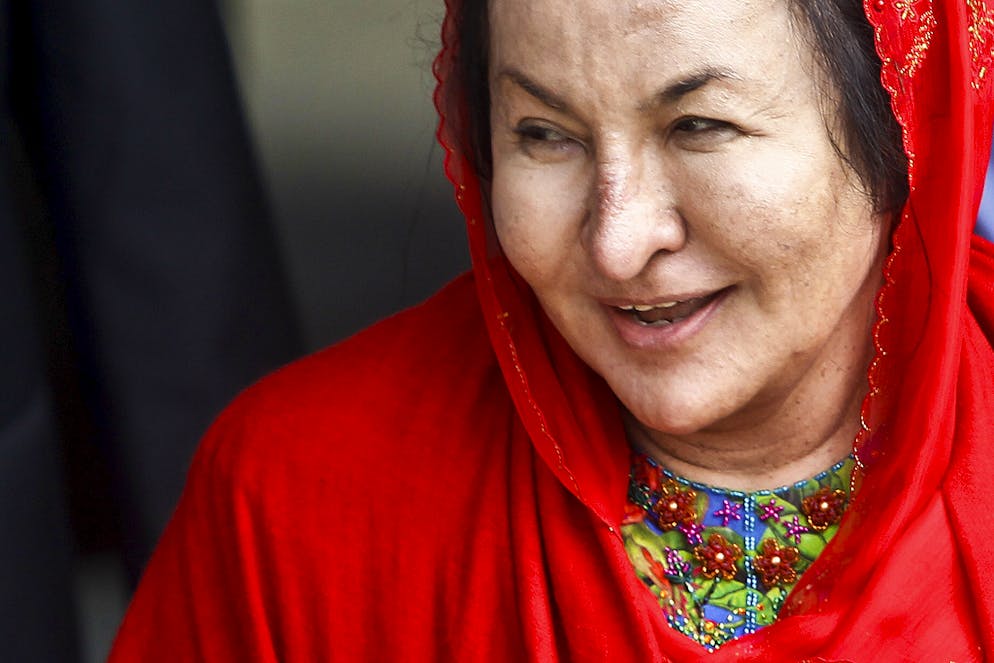 Teurer Schmuck und Uhren bei Ex-Premier in Malaysia beschlagnahmt. Auch Razaks Frau Rosmah Mansor ist im Visier der Ermittler. Wie ihr Ehemann darf sie das Land nicht verlassen.