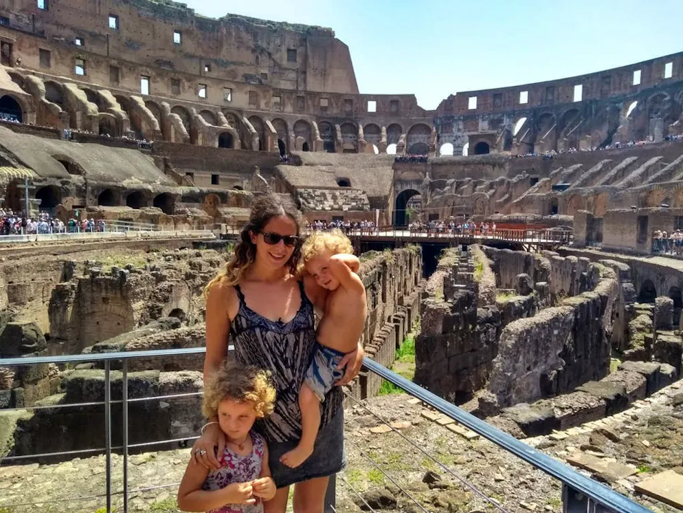 Il viaggio in camper di una famiglia diversa dalle altre. In cammino, ci sono talmente tante cose da vedere: per esempio, il Colosseo a Roma.