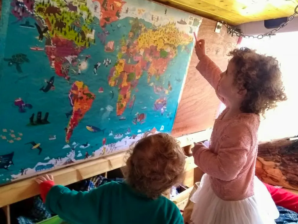Il viaggio in camper di una famiglia diversa dalle altre. I genitori di Archer e Lily pensano che devono scoprire il mondo.