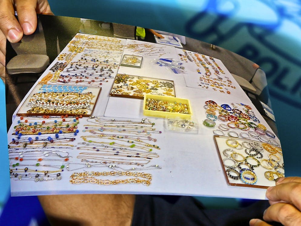 Teurer Schmuck und Uhren bei Ex-Premier in Malaysia beschlagnahmt. Unter den beschlagnahmten Dingen waren unter anderem 12'000 Schmuckstücke.