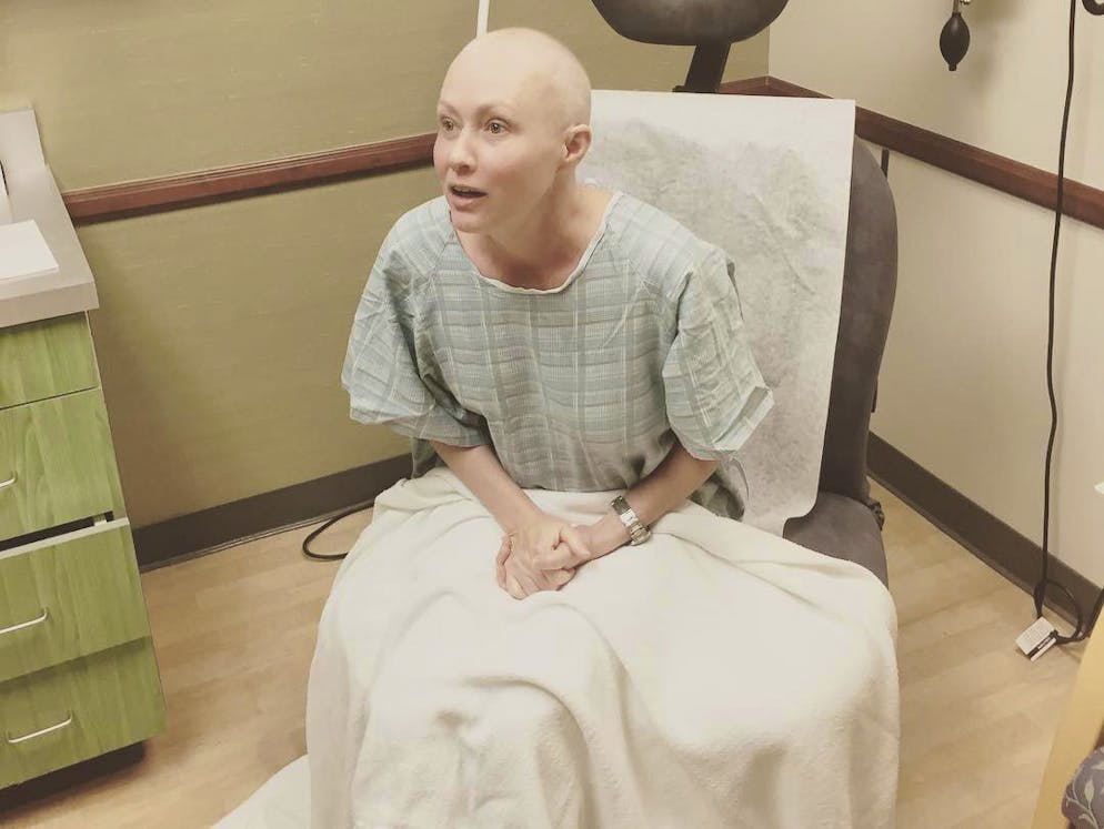 Diese Stars haben den Krebs besiegt. Kein Star ging so offen mit seiner Krebserkrankung um wie «Charmed»-Darstellerin Shannon Doherty: Im März 2015 erfuhr die Schauspielerin, dass sie unter Brustkrebs leidet, der sich schon auf die Lymphknoten ausgebreitet hat. Nach zwei Jahren Chemo- und Strahlentherapie sowie Operationen konnte sie stolz verkünden, dass ihr Krebs in Remission sei.