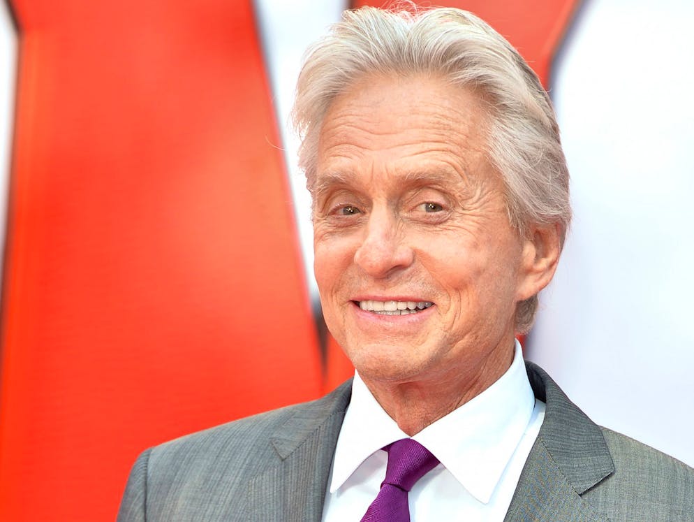 Diese Stars haben den Krebs besiegt. Ein Mundhöhlenkarzinom wurde 2010 bei Michael Douglas entdeckt. «Diese Art von Krebs wird von Humanen Papillomviren ausgelöst, die beim Oralverkehr übertragen werden können», erklärte er im britischen «Guardian». Vollständig belegt ist dieser Verdacht übrigens nicht, es gibt jedoch Studien, die auf eine Verbindung hinweisen.