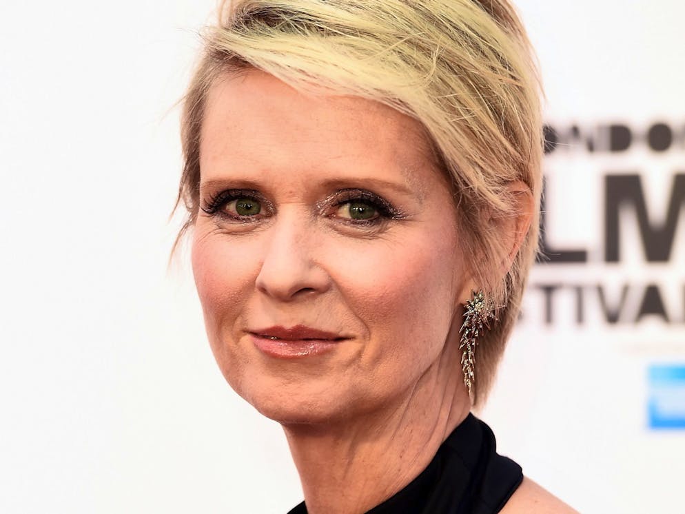 Diese Stars haben den Krebs besiegt. «Ich wusste immer, dass ich vermutlich Brustkrebs bekommen würde», erklärte Cynthia Nixon in einem Interview im US-Fernsehen. Schliesslich erkrankte auch ihre Mutter, als Nixon noch ein Kind war. Wie ihre Mutter besiegte die Schauspielerin den Krebs und wirbt seit 2006 für Vorsorgeuntersuchungen.