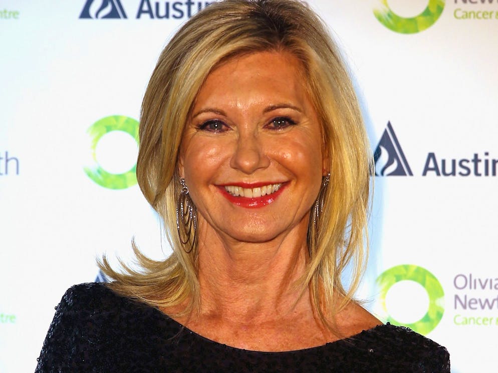 Diese Stars haben den Krebs besiegt. 25 Jahre lang galt sie als geheilt. Doch im Mai 2017 erfuhr Olivia Newton-John, dass die Rückenschmerzen, die sie plagten, von Metastasen herrührten, die der zurückgekehrte Brustkrebs im unteren Rücken gebildet hatte. Sie fühle sich gut, sagte die Sängerin und Schauspielerin im Februar. Doch gebannt ist die Gefahr wohl noch nicht.