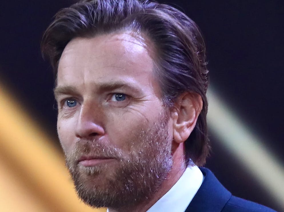 Diese Stars haben den Krebs besiegt. Auch Ewan McGregor liess sich einen verdächtigen Leberfleck entfernen - 2008, direkt unter dem linken Auge. «Ich ging zu einem Spezialisten, der meinte, man sollte ihn besser entfernen lassen», zitierte die BBC den Schauspieler damals. «Wie sich herausstellte, hatte er recht». Es sei keine grosse Sache gewesen, spielte der Schotte den Hautkrebs herunter.