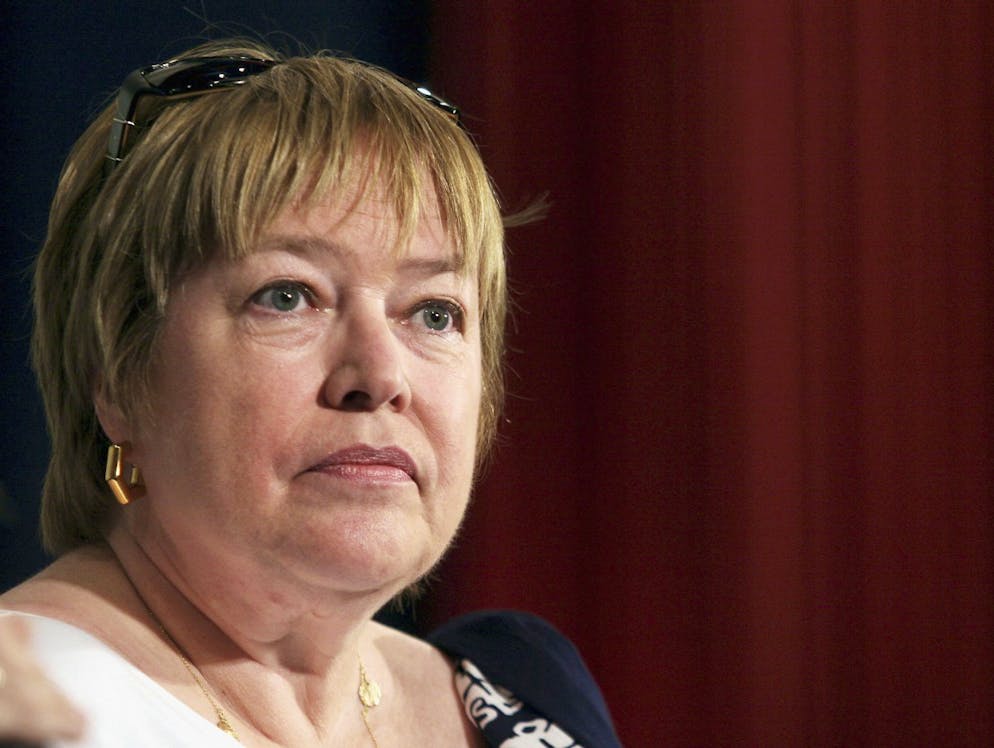 Diese Stars haben den Krebs besiegt. 70 Jahre alt wird Kathy Bates am 28. Juni. Ein Jubiläum, das für die Oscarpreisträgerin keine Selbstverständlichkeit ist. 2003 wurde bei der Schauspielerin Eierstockkrebs festgestellt, 2012 nahm sie dann den Kampf gegen den Brustkrebs auf. Ein Schicksal, dass sie mit vielen Menschen teilt - auch mit vielen Prominenten.<br>