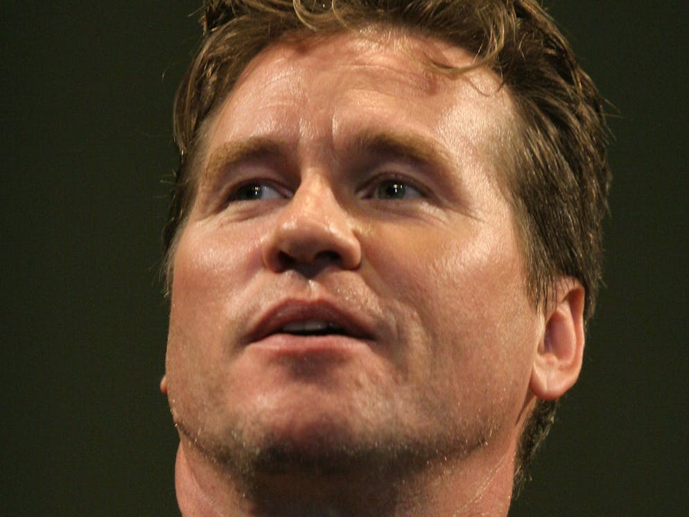 Diese Stars haben den Krebs besiegt. Als Michael Douglas im Herbst 2016 bei einer Veranstaltung sagte, Val Kilmer mache gerade dasselbe durch wie einst er, folgte prompt das Dementi des Kollegen. Bei einer «Ask Me Anything»-Runde der Website Reddit räumte er im April 2017 jedoch ein, dass er zu dieser Zeit tatsächlich den Kampf gegen den Zungenkrebs ausgefochten habe - erfolgreich.