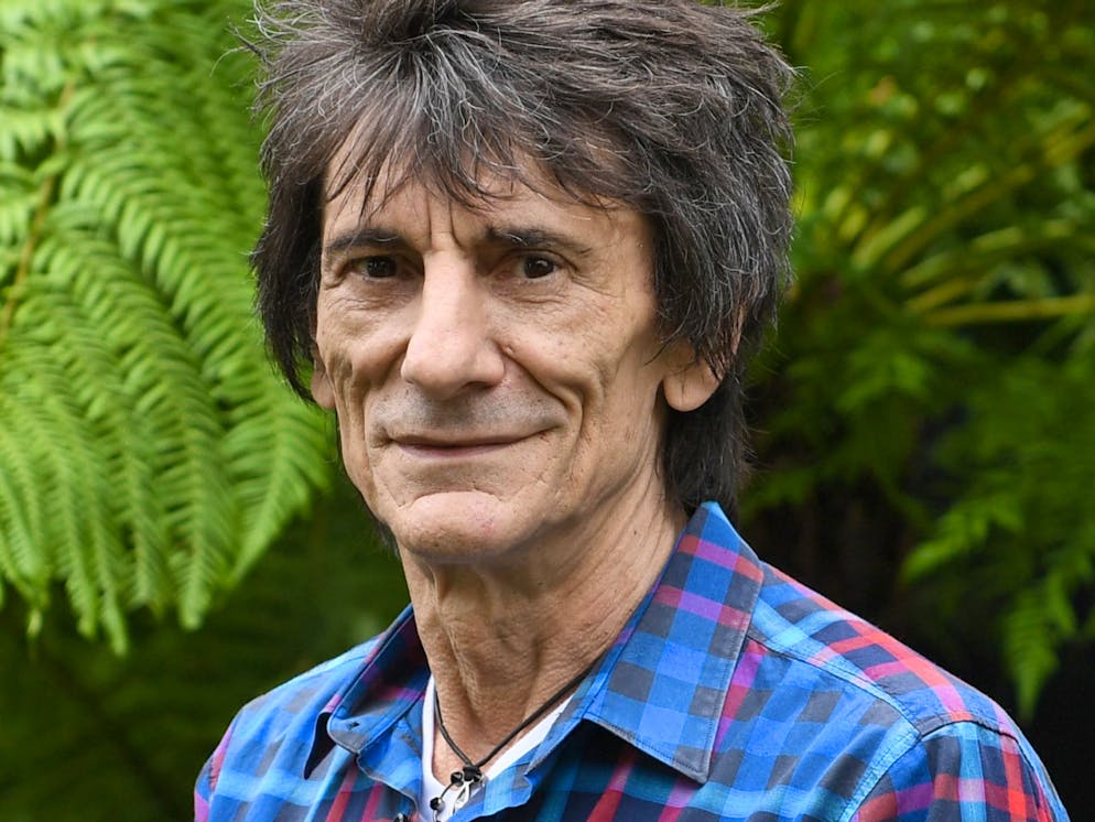 Diese Stars haben den Krebs besiegt. Es habe ihn nicht überrascht, als ihm sein Arzt 2017 erklärte, «dass in meiner linken Lunge eine Supernova stattfindet», wie es Ron Wood im Magazin «Event» formulierte. Immerhin war der Rolling Stone 50 Jahre lang Kettenraucher. Inzwischen steht der 71-Jährige wieder auf der Bühne - ohne Kippe.