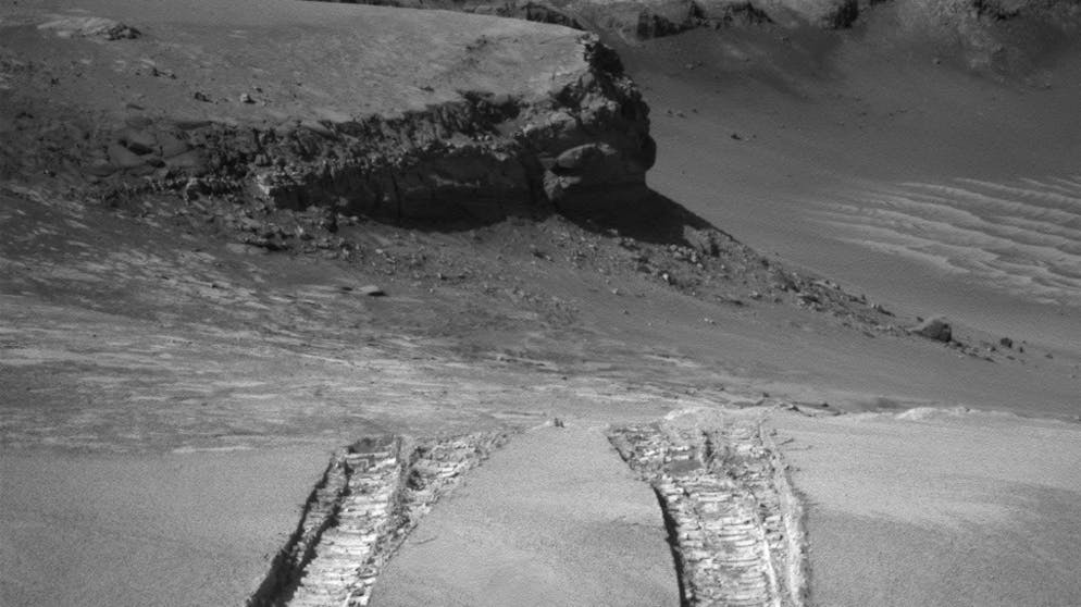 Die lange Mission des Mars-Rovers «Opportunity». Seitdem rollte der rund 185 Kilo schwere sechsrädrige Rover über den Roten Planeten und hinterliess Spuren im Sand.