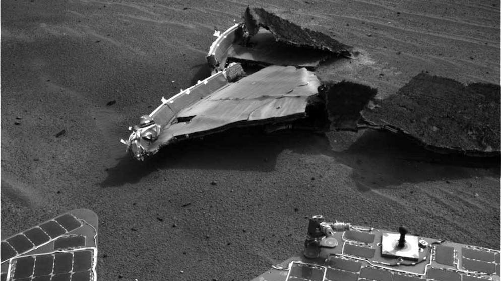 Die lange Mission des Mars-Rovers «Opportunity». Kurz nach der Landung auf dem Mars. Dieses Bild zeigt ein Stück des Hitzeschildes, das den Rover vor dem Verglühen beim Eintritt in die Mars-Atmosphäre schützte.