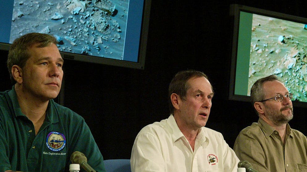 Die lange Mission des Mars-Rovers «Opportunity». Mitglieder des Mars-Rover-Projektes: Mark Adler (links), Larry Soderblom (Mitte) und Scott McLennan während einer Pressekonferenz 2004. Sie waren massgeblich am Erfolg der Opportunity-Mission beteiligt.
