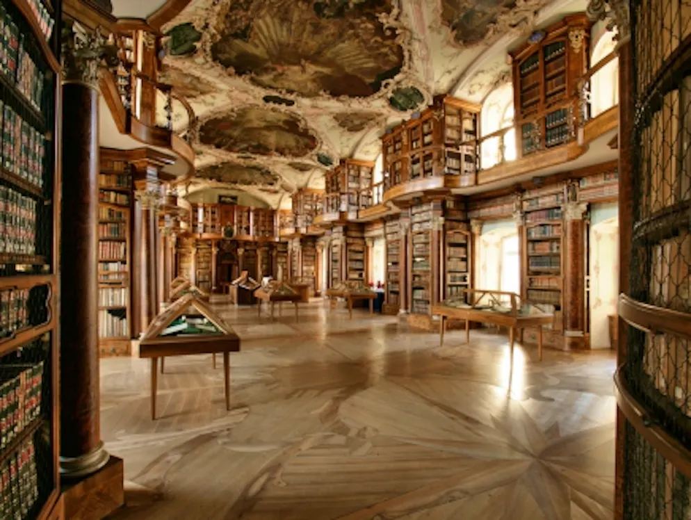 Das sind die 10 beliebtesten Wahrzeichen der Schweiz. Der 8. Platz geht an die Stiftsbibliothek St. Gallen. Das heutige Unesco-Weltkulturerbe gehört zu den bedeutendsten historischen Bibliotheken der Welt. Besonders wertvoll: 2100 Handschriften, von denen 400 noch aus der Zeit vor dem Jahr 1100 stammen, also der eigentlichen Blütezeit des Klosters St. Gallen.
