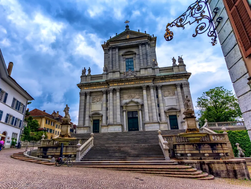 Das sind die 10 beliebtesten Wahrzeichen der Schweiz. Der 4. Rang geht an die St. Ursenkathedrale in Solothurn. Wer zu Fuss die 249 Treppenstufen bis zur Aussichtsplattform erklimmt, bekommt den schönsten Ausblick über die Solothurner Altstadt und die Aare.
