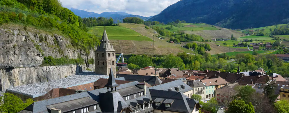 Das sind die 10 beliebtesten Wahrzeichen der Schweiz. Auf Platz 3 landet die Abtei St.-Maurice: Das Kloster liegt im gleichnamigen Örtchen im Kanton Wallis und feierte im Jahre 2015 sein 1500-jähriges Bestehen. Der Rundgang führt durch Kirche und Ausgrabungsstätte bis zum Klosterschatz und gehört zu den beliebtesten Sehenswürdigkeiten der Schweiz. 