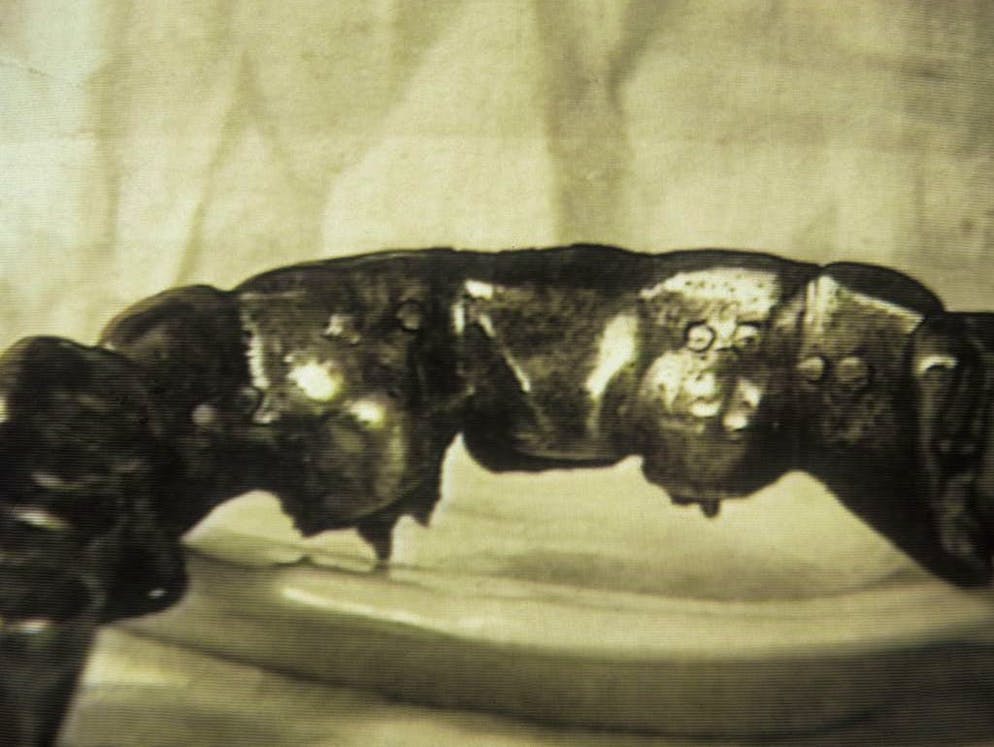 La misteriosa morte di Hitler. Le nuove analisi effettuate dal medico legale francese Philippe Charlier avrebbero permesso di stabilire chiaramente che Hitler è deceduto proprio nel 1945. La presenza di tracce bluastre sulla sua dentiera indica che ha ingerito una capsula di cianuro.