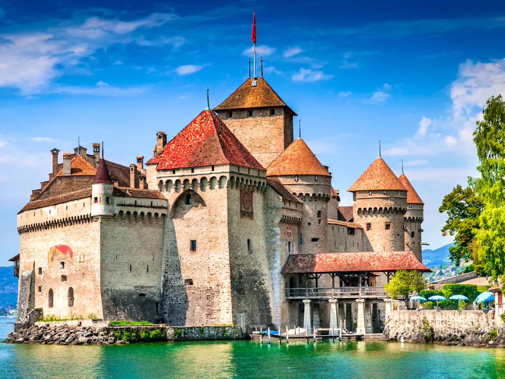 Das sind die 10 beliebtesten Wahrzeichen der Schweiz. Der 2. Platz geht an das imposante Schloss Chillon. Dieses tausendjährige Monument liegt in einer aussergewöhnlichen landschaftlichen Umgebung, am Ufer des Genfersees und am Fuss der Berge. Château de Chillon ist nicht nur ein berühmter Ausflugsort, sondern auch beliebte Kulisse für Kulturveranstaltungen aller Art.