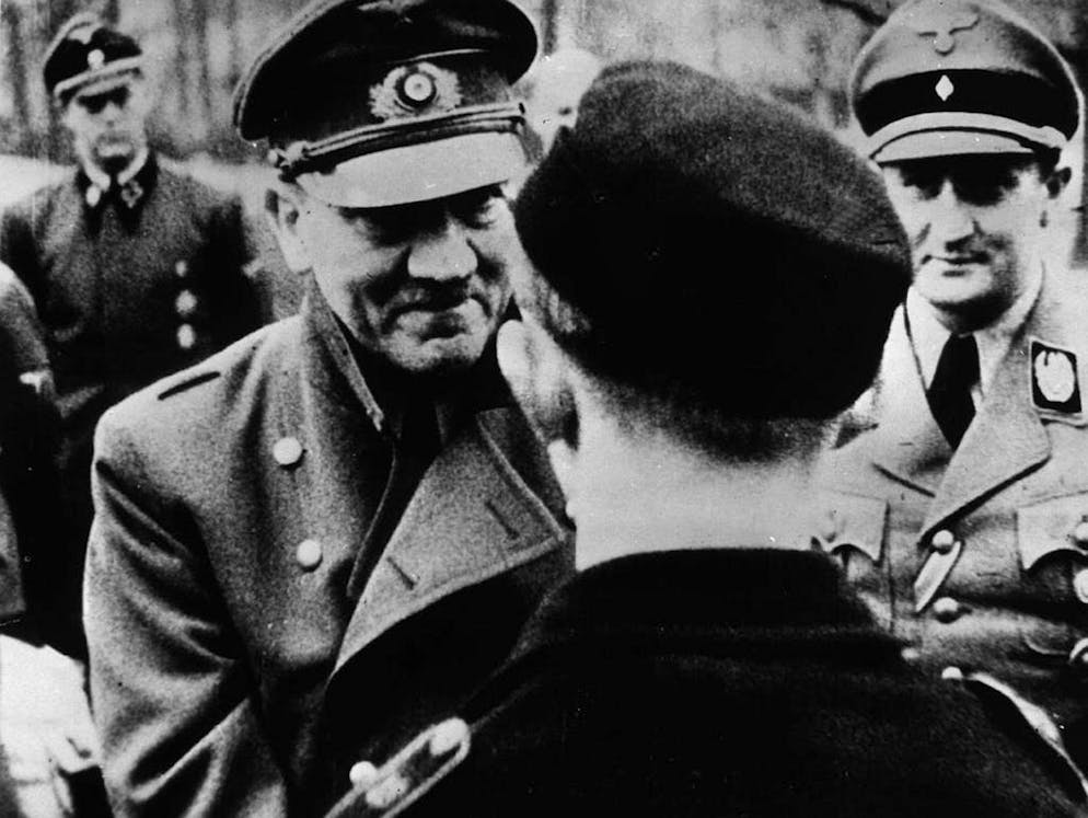 La misteriosa morte di Hitler. Sulla sua ultima foto ufficiale, Hitler ricompensa alcuni membri della gioventù hitleriana davanti alla cancelleria del Reich.