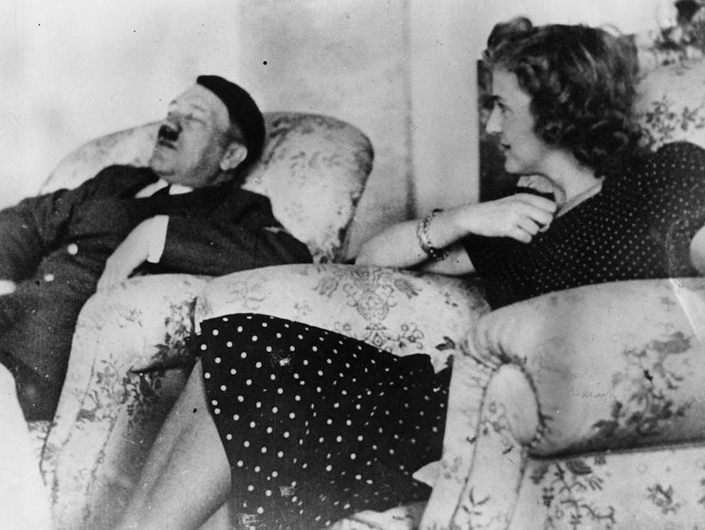 La misteriosa morte di Hitler. Adolf Hitler e sua moglie Eva Braun si sono suicidati nel bunker del Führer, a Berlino, il 30 aprile 1945, all'indomani del loro matrimonio. In questa foto, la coppia di tiranni intorno al 1940.
