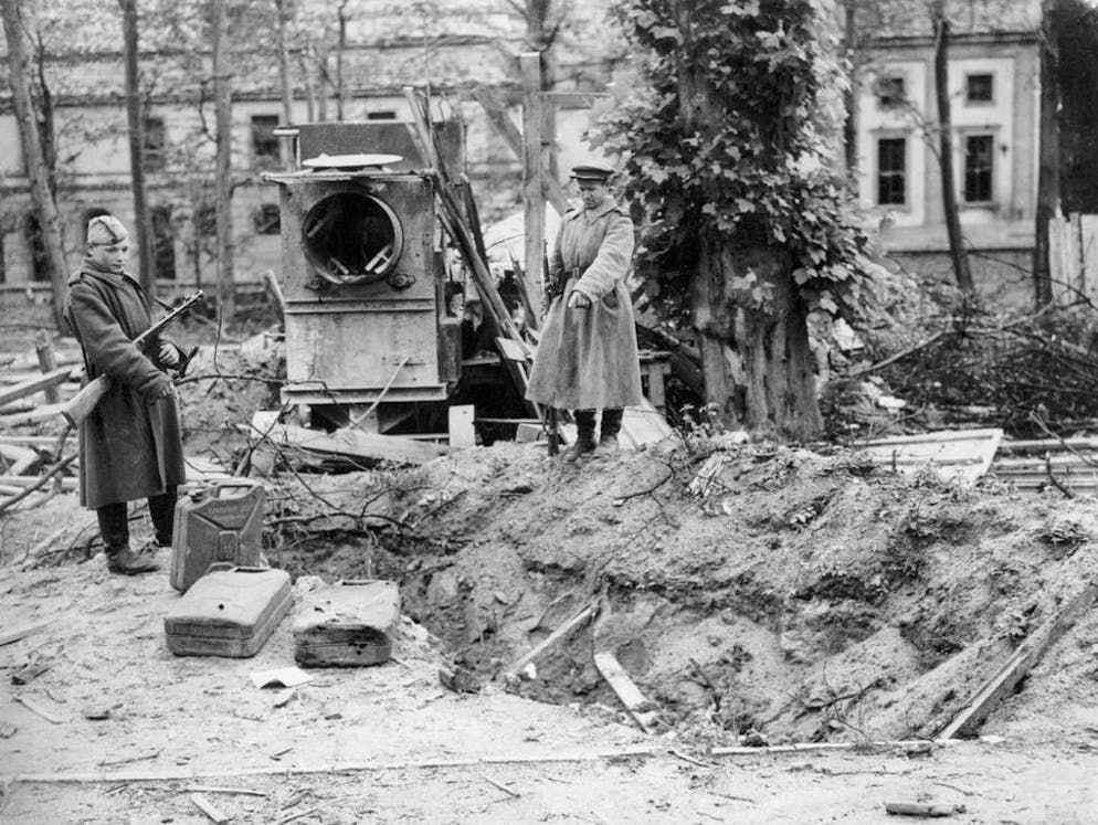 La misteriosa morte di Hitler. Il 7 maggio 1945, nei giardini distrutti della cancelleria del Reich di Berlino, due soldati russi mostrano la fossa nel quale il corpo di Adolf Hitler e di sua moglie Eva Braun sono stati parzialmente bruciati e interrati dopo il loro suicidio.
