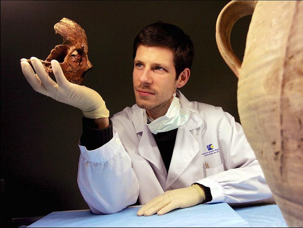 La misteriosa morte di Hitler. I denti di Hitler sarebbero «autentici, non c'è alcun dubbio possibile». Questo è ciò che ha rivelato una comparazione con una radiografia del cranio di Hitler realizzata un anno prima della sua morte, secondo quanto ha dichiarato il medico legale Philippe Charlier. In questo scatto, l'anatomopatologo esamina il cranio di Agnès Sorel, una delle amanti del re francese Carlo VII, che sarebbe stata vittima di un avvelenamento nel 1450.