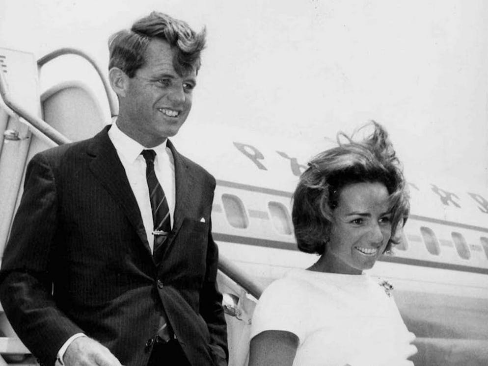 Il y a 50 ans, Robert Kennedy était assassiné. Robert Kennedy en compagnie de son épouse Ethel sur un cliché non daté: avec son sourire rayonnant, ses costumes parfaitement coupés, son charisme et son immense pouvoir de persuasion, Robert Kennedy était la promesse d'un renouveau pour les États-Unis.