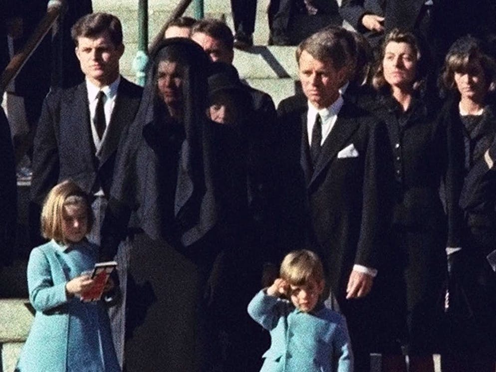 Il y a 50 ans, Robert Kennedy était assassiné. Robert Kennedy (à droite) en compagnie de sa belle-sœur Jacqueline Kennedy (à gauche) et de ses enfants Caroline et John F. Kennedy Jr. lors des funérailles nationales de John F. Kennedy à Washington le 25 novembre 1963. À l'époque, beaucoup pensaient que Robert Kennedy était promis à une brillante carrière et aspiraient à une Amérique plus juste et plus belle.