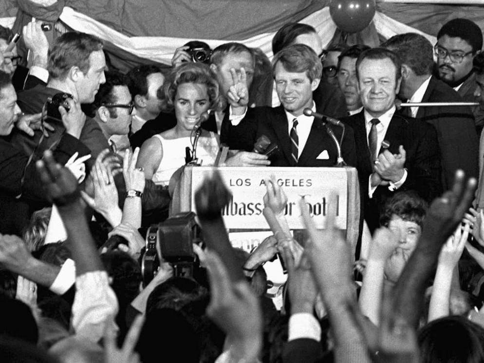 Il y a 50 ans, Robert Kennedy était assassiné. Au moment des faits, Robert Kennedy venait de remporter les élections primaires des démocrates en Californie et de prononcer un discours de victoire dans la salle de bal de l'hôtel Ambasssador de Los Angeles.