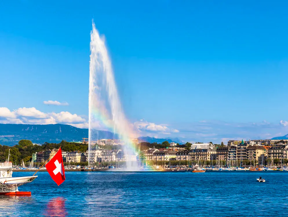 Das sind die 10 beliebtesten Wahrzeichen der Schweiz. Der bis zu 140 Meter hohe Wasserstrahl des «Jet d'Eau» gilt als eines der Wahrzeichen der Stadt Genf. Die Sehenswürdigkeit ist bei Tag so schön wie bei Nacht, wird sie doch im Dunkeln farbenfroh beleuchtet, und landet damit auf Platz 5.