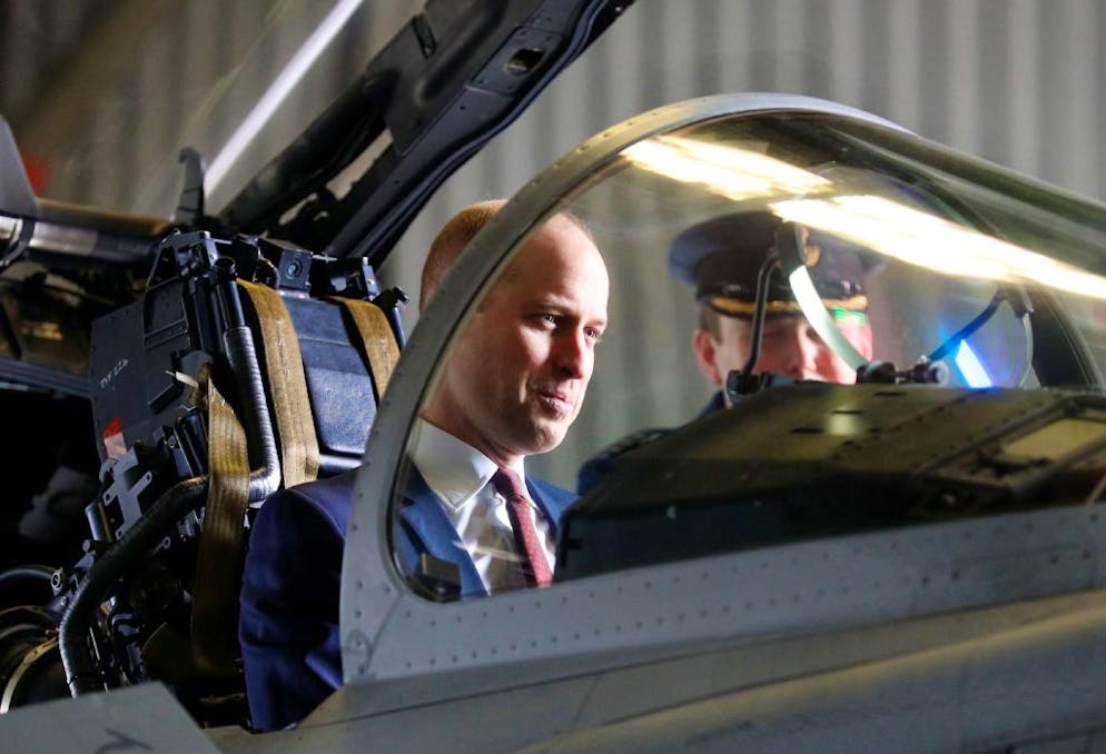 Neue Kampfjets für die Schweiz: Eurofighter Typhoon. ...Prinz William hingegen scheint von dem Jet überzeugt zu sein. Zugegeben: Das Design des Jets sieht nicht sehr frisch aus. Doch ist er regelmässiger und gern gesehener Gast bei Länder übergreifenden Trainingsmissionen. Die Schweiz könnte sich damit strategisch bei seinen europäischen Freunden platzieren.