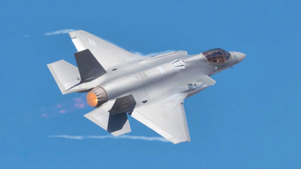 Neue Kampfjets für die Schweiz: Lockheed Martin F-35 Lightning II. Ein wahrer Hightech-Jet wäre der F-35 Lightning II. Er ist so weit fortgeschritten, dass er fast nie abgehoben wäre: Die Entwicklung überschritt sämtliche Budgets und war von technischen Rückschlägen geprägt. «Flügellahme Ente» war noch der netteste Begriff, der bei den US-Streitkräften für den Flieger verwendet wurde.