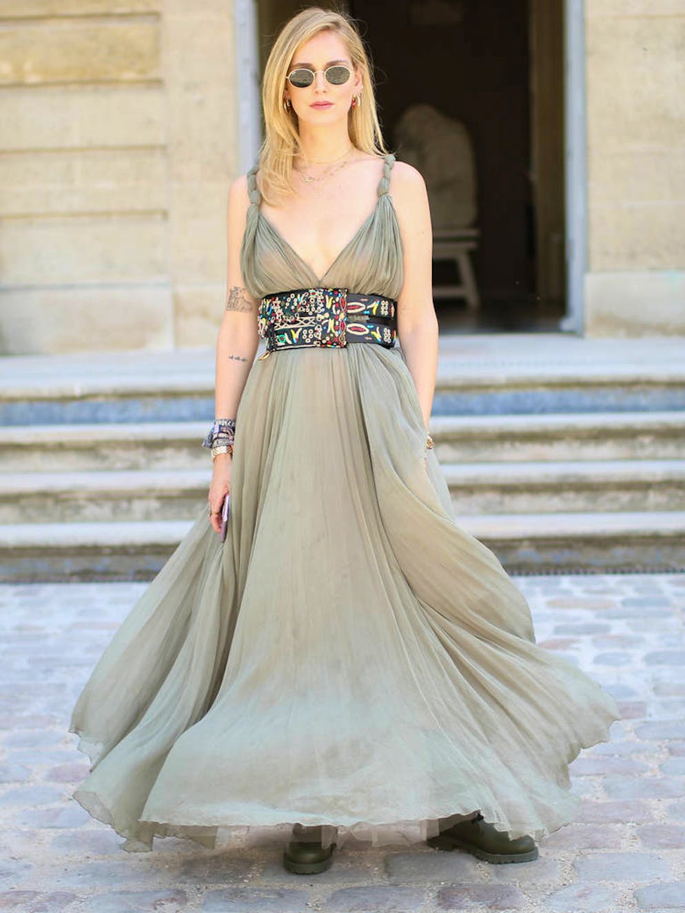 Street styles Haute Couture. Le décolleté plongeant, vous avez dit vulgaire ? Revoyez vos tablettes ! C'est glamour, chic et parfait pour un dîner en ville - mais on joue de la longueur en bas pour équilibrer le tout...