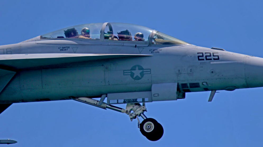 Neue Kampfjets für die Schweiz: Boeing F/A-18 E/F Super Hornet. Die F/A-18 gibt's in Varianten mit einem Sitzplatz (C/E) sowie in der Doppelplätzer-Ausführung (D/F). Die Zweisitzer werden oft für spezielle Einsätze wie Bodenkampf oder für Trainings verwendet.