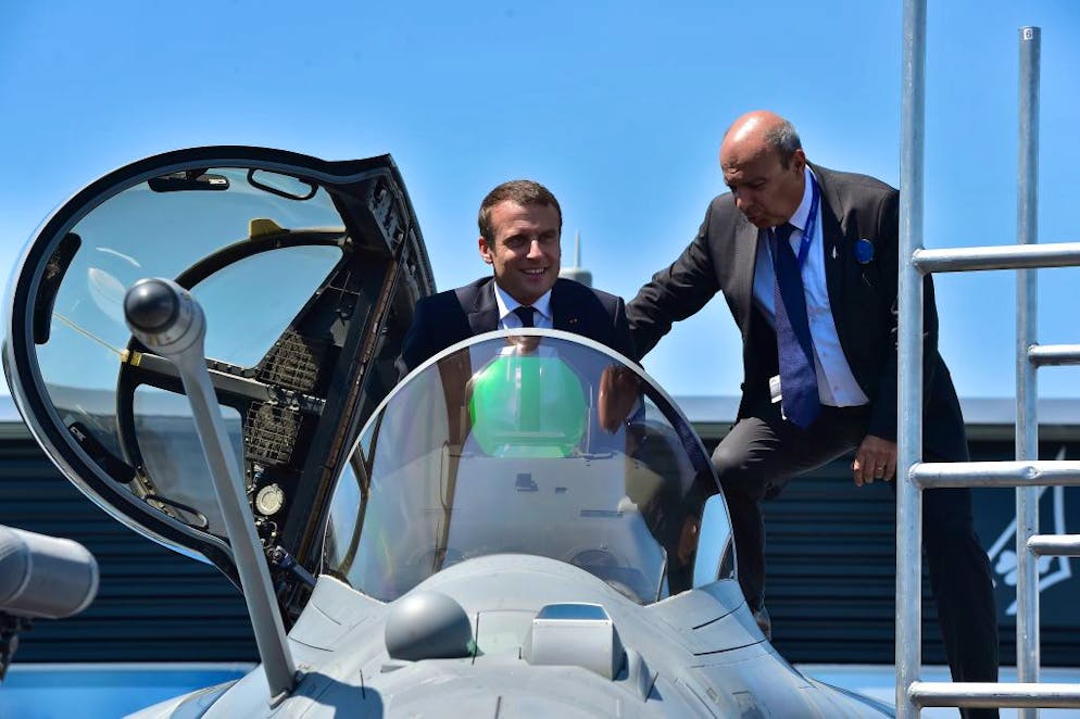 Neue Kampfjets für die Schweiz: Dassault Rafale. Präsident Emmanuel Macron nimmt auch gerne mal im Cockpit des französischen Jets Platz. Hoffentlich erlebt die Schweiz mit der Rafale nicht die selbe traumatische Kauf-Erfahrung wie in den 1960er Jahren mit der Mirage - damals ebenfalls aus der Dassault-Schmiede.